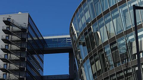 Sehenswerter Bau: das Arondo Five Rings vor den Telekom Towers.