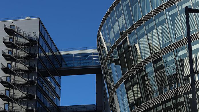 Sehenswerter Bau: das Arondo Five Rings vor den Telekom Towers.