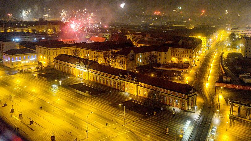 Über Potsdam steigt in der Silvesternacht 2019 Feuerwerk in den Nachthimmel auf.