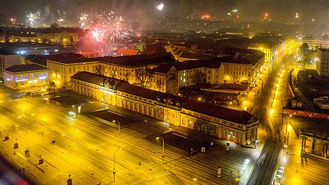 Über Potsdam steigt in der Silvesternacht 2019 Feuerwerk in den Nachthimmel auf.
