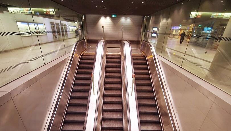 Am Odeonsplatz hat sich kein Fahrgast auf den Bahnsteig verirrt. Es fährt ja auch nichts.