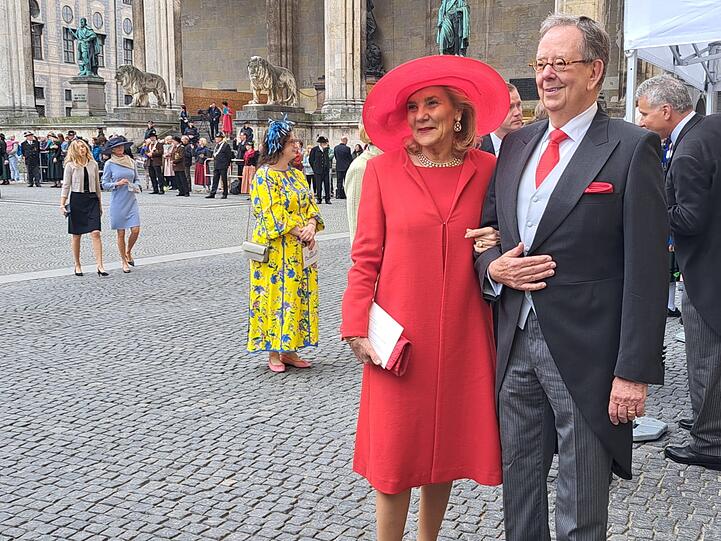 Die ersten Gäste treffen zur adeligen Hochzeit in München ein.