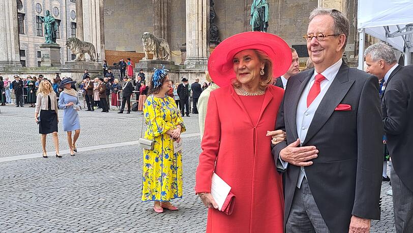 Die ersten Gäste treffen zur adeligen Hochzeit in München ein. Die ersten Gäste treffen zur adeligen Hochzeit in München ein.