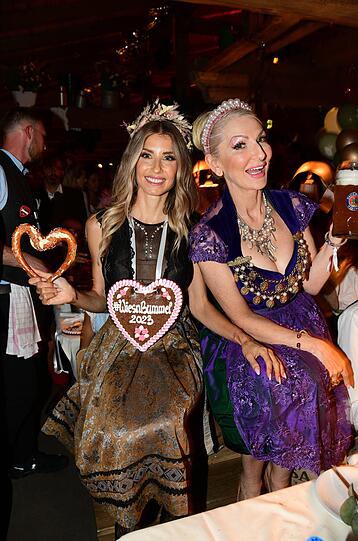 Cathy Hummels und Désirée Nick beim Wiesnbummel.