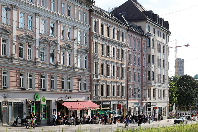 Sonnenseite: Aufwärts Richtung Gasteig mit begrünten Tramgleisen.