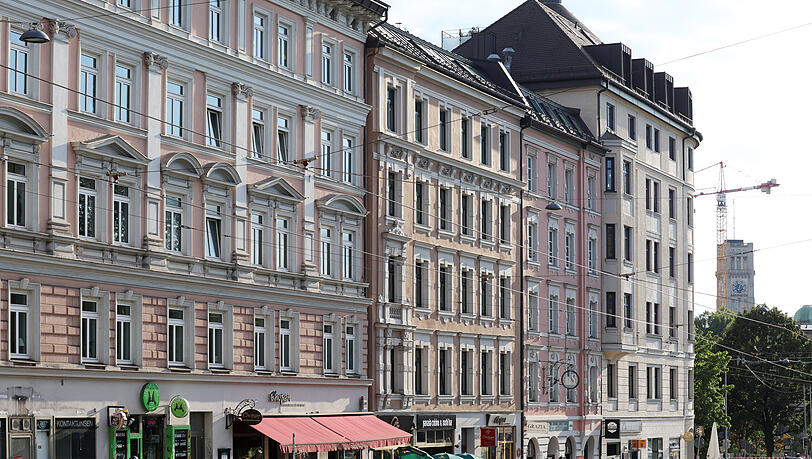 Sonnenseite: Aufwärts Richtung Gasteig mit begrünten Tramgleisen. Sonnenseite: Aufwärts Richtung Gasteig mit begrünten Tramgleisen.