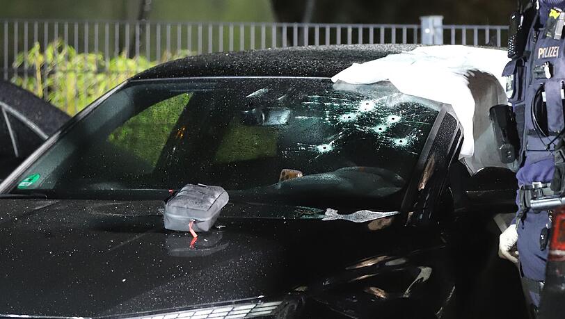 Durch die Windschutzscheibe wurden Sch&uuml;sse auf einen Mann abgegeben.