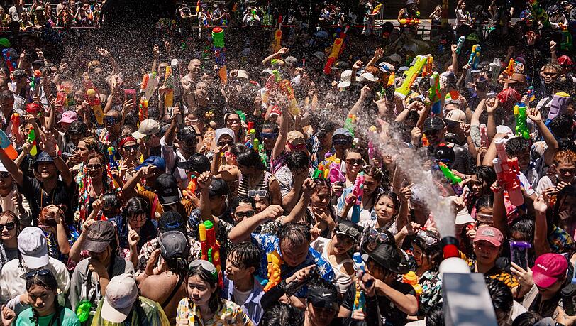 Traditionell reisen Touristen aus aller Welt zu der riesigen Wasser-Sause an. Traditionell reisen Touristen aus aller Welt zu der riesigen Wasser-Sause an.