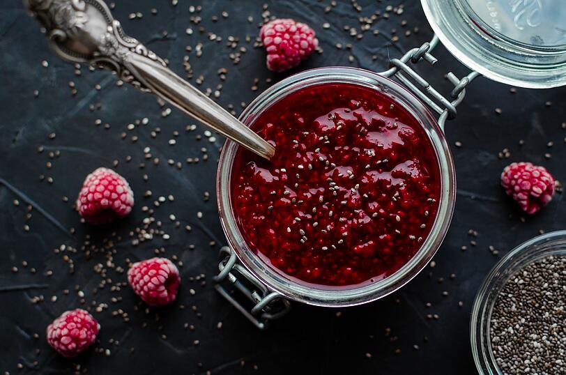Chiasamen und &uuml;berreife Fr&uuml;chte sind auch eine tolle Kombination f&uuml;r zuckerfreie und selbst gemachte Marmeladen. Als schnelles Rezept werden hierf&uuml;r &uuml;berreife, p&uuml;rierte Beeren und eingeweichte Chiasamen als Gelee zu einem Fr&uuml;chtep&uuml;ree verr&uuml;hrt. Die gesunde Marmelade sollte &uuml;ber Nacht im K&uuml;hlschrank ruhen und innerhalb weniger Tage verzehrt werden.