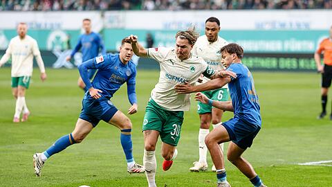Am Ende eines eher mittelm&auml;&szlig;igen Zweitliga-Spiels jubelt F&uuml;rth gegen Braunschweig.