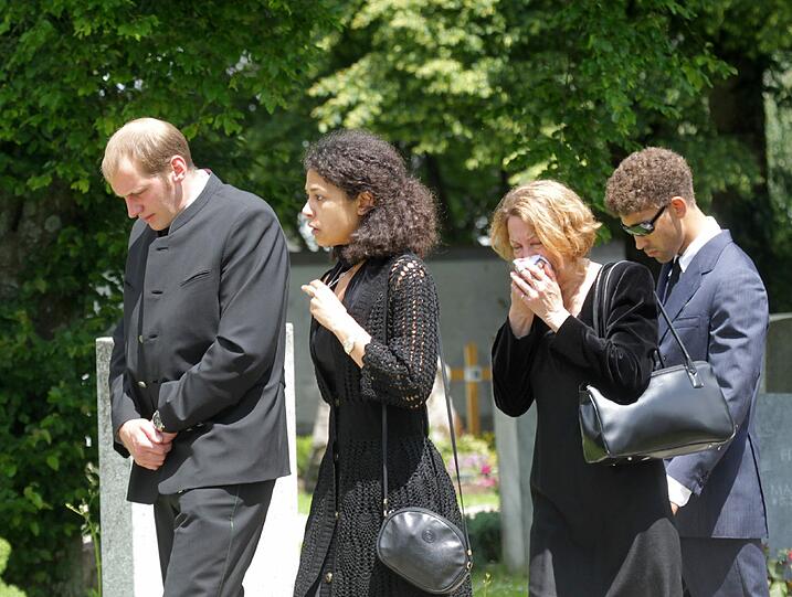 Thomas Roiderer mit der Partnerin seines verstorbenen Bruder Naima Butler, deren Mutter und Bruder Ernest Butler.