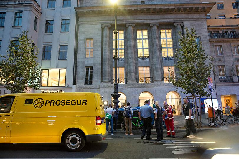 Maskierte überfallen einen Geldboten, als er aus dem Apple-Store kommt - am helllichten Tag, vor den Augen von Passanten.