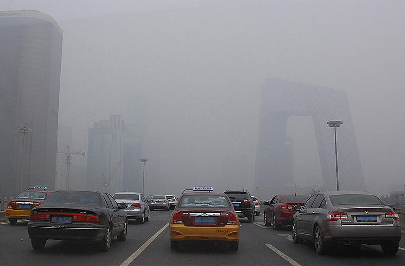 Auch dem Verkehr macht der Smog zu schaffen, da die Sicht stark beeinträchtigt wird.