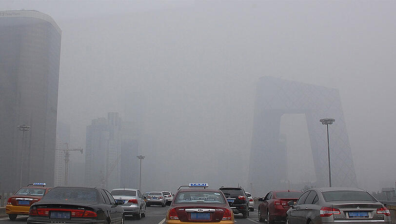 Auch dem Verkehr macht der Smog zu schaffen, da die Sicht stark beeinträchtigt wird. Auch dem Verkehr macht der Smog zu schaffen, da die Sicht stark beeinträchtigt wird.