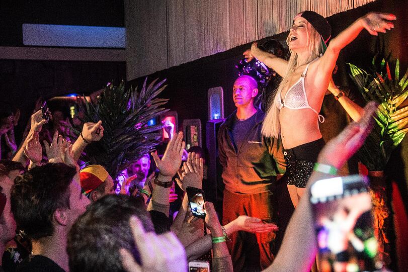 Malle-Partykönigin Mia Julia heizte den Feierwütigen im Kulturhaus in Taufkirchen so richtig ein.
