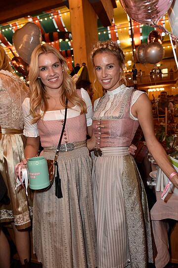 Die Gastgeberinnen Janina Hell und Felicitas Karrer