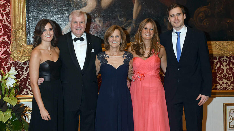 Der ehemalige bayerische Ministerpräsident Horst Seehofer (2.v.l), seine Frau Karin (3.v.l) und seine Kinder Ulrike, (l.) Susanne (4.v.l) und Andreas im Jahr 2016 beim Neujahrsempfang in der Residenz.