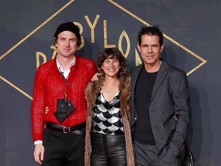 Lars Eidinger (l), Regisseur Tom Tykwer und dessen Frau Marie Steinmann auf dem roten Teppich.