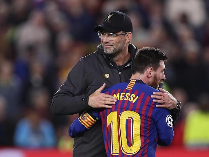 Liverpool-Coach Jürgen Klopp gratuliert Barca-Superstar Lionel Messi zum Sieg.