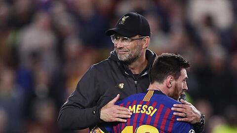 Liverpool-Coach Jürgen Klopp gratuliert Barca-Superstar Lionel Messi zum Sieg.