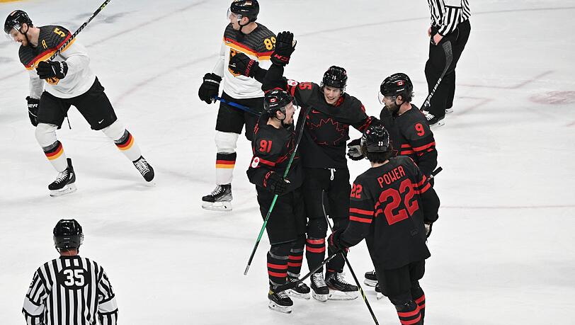 Kanadas Jordan Weal (M) jubelt zusammen mit seinen Teamkollegen nach seinem Treffer zum 5:1.