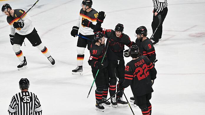 Kanadas Jordan Weal (M) jubelt zusammen mit seinen Teamkollegen nach seinem Treffer zum 5:1.