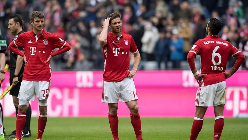 Thomas Müller (l-r), Xabi Alonso und Thiago Alcantara von München stehen nach dem Spiel auf dem Rasen.