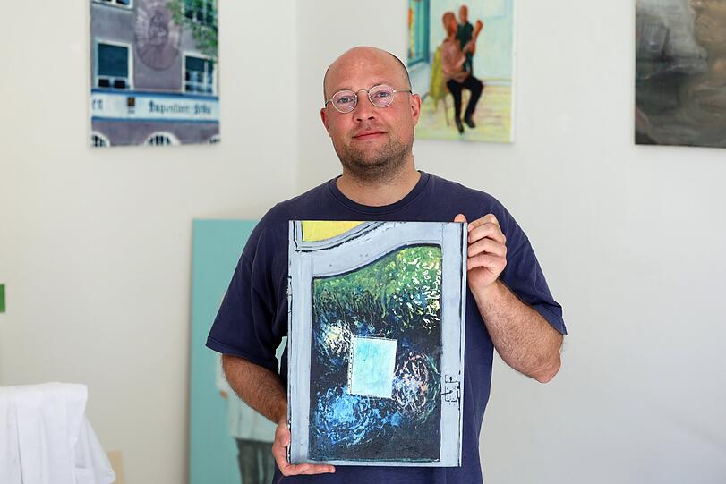 Josef Hadzelek in seiner Galerie, sein Thema: Kirche und Karikatur.