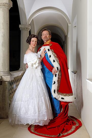 In die Rolle von König Ludwig I. schlüpft der Schauspieler Holger Matthias Wilhelm, bekannt als der Brunnerwirt in der BR-Fernsehserie "Dahoam is Dahoam". Die Regensburger Schauspielerin Christine Elsa Wagner steht ihm als seine Gattin Therese von Bayern zur Seite.