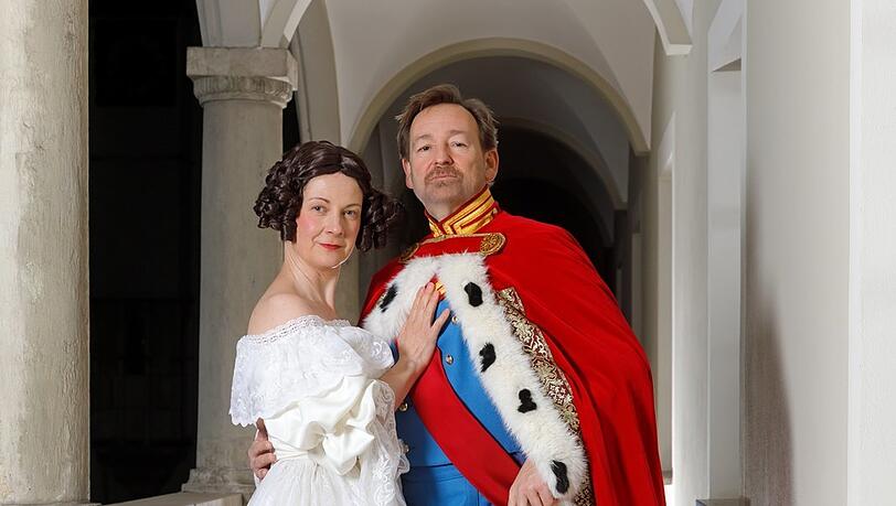 In die Rolle von König Ludwig I. schlüpft der Schauspieler Holger Matthias Wilhelm, bekannt als der Brunnerwirt in der BR-Fernsehserie "Dahoam is Dahoam". Die Regensburger Schauspielerin Christine Elsa Wagner steht ihm als seine Gattin Therese von Bayern zur Seite. In die Rolle von König Ludwig I. schlüpft der Schauspieler Holger Matthias Wilhelm, bekannt als der Brunnerwirt in der BR-Fernsehserie "Dahoam is Dahoam". Die Regensburger Schauspielerin Christine Elsa Wagner steht ihm als seine Gattin Therese von Bayern zur Seite.