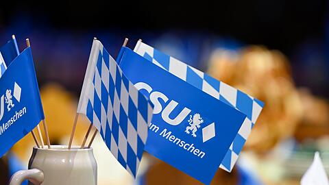 Bier geh&ouml;rt nicht nur bei vielen Besuchern der CSU am politischen Aschermittwoch dazu.