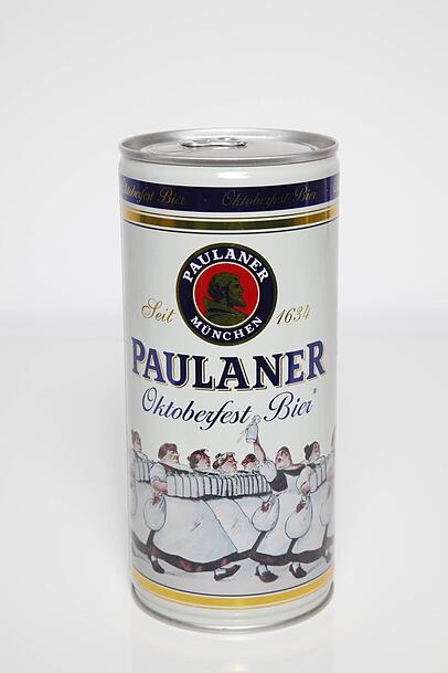 "Historische" Paulaner Oktoberfest-Bierdose aus 2015 mit dem Kellnerinnen-Motiv. (Archivbild)