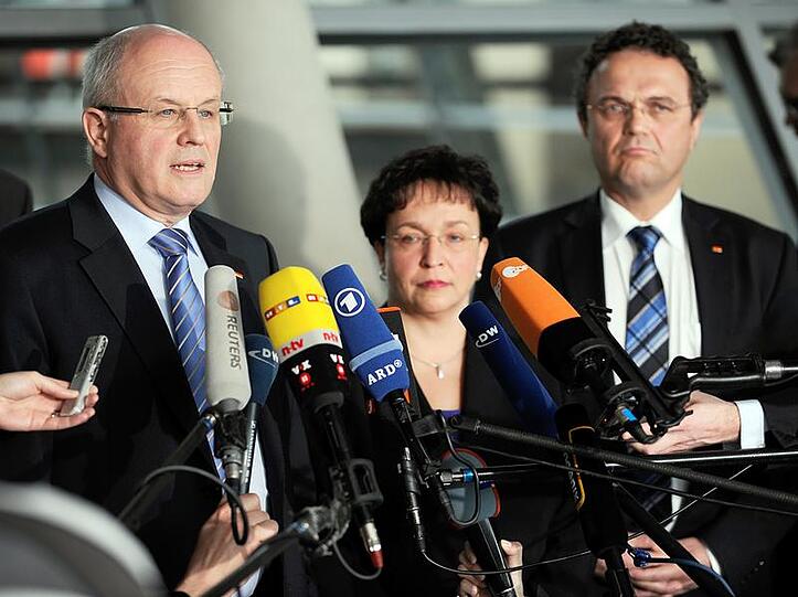 Volker Kauder (CDU  - l), die Vorsitzende der FDP-Bundestagsfraktion, Birgit Homburger, und Hans-Peter Friedrich, Vorsitzender der CSU-Landesgruppe im Bundestag