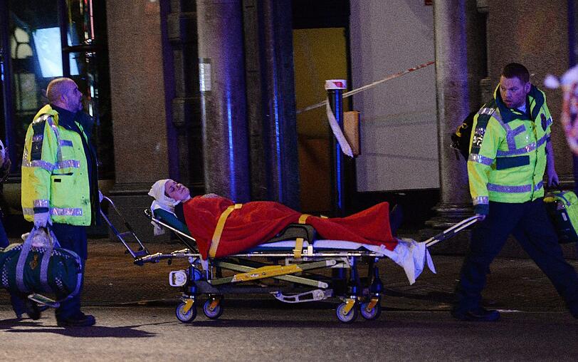 Sehen Sie hier mehr Bilder vom Rettungseinsatz im Londoner Apollo-Theatre in Londern von der Nacht zum Freitag.