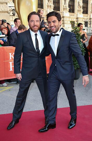 Die Fliege macht den Unterschied: Bully Herbig und Elyas M&rsquo;Barek (r.) im Partner-Look.