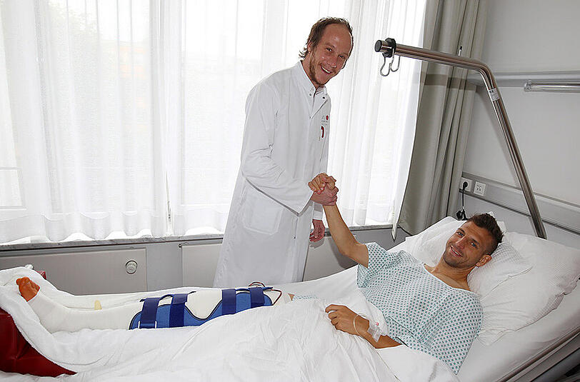Handschlag mit Dr. Mathonia: Gui Vallori hat die Kreuzband-OP gut überstanden.