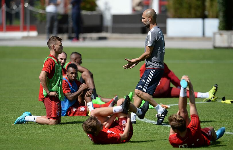 Zweikampf, Kraft, Ausdauer: So schuften die Bayern-Stars beim öffentlichen Training an der Säbener Straße.
