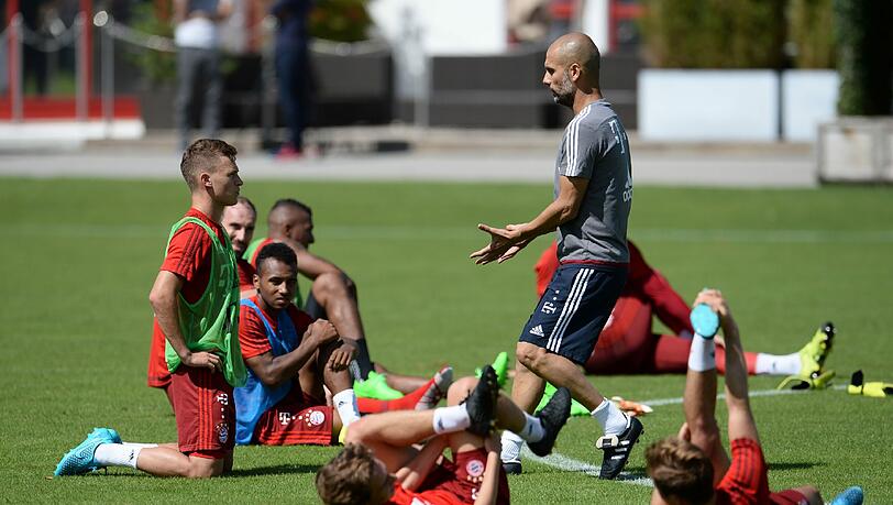 Zweikampf, Kraft, Ausdauer: So schuften die Bayern-Stars beim öffentlichen Training an der Säbener Straße. Zweikampf, Kraft, Ausdauer: So schuften die Bayern-Stars beim öffentlichen Training an der Säbener Straße.