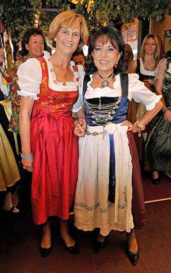 Gastgeberin Regine Sixt (r.) mit Bayerns First Lady Karin Seehofer bei der Damen-Wiesn.