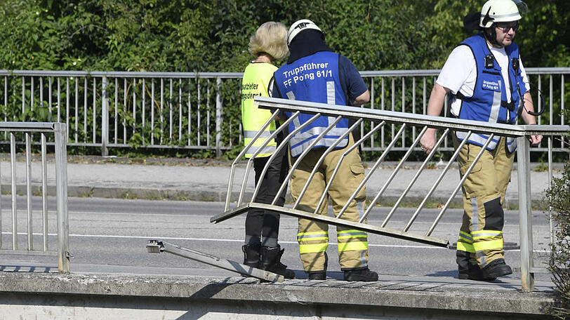 Nach dem Sturz aus vier Metern kam das Auto wieder auf den Rädern zum Stehen. Die drei Insassen wurden verletzt.