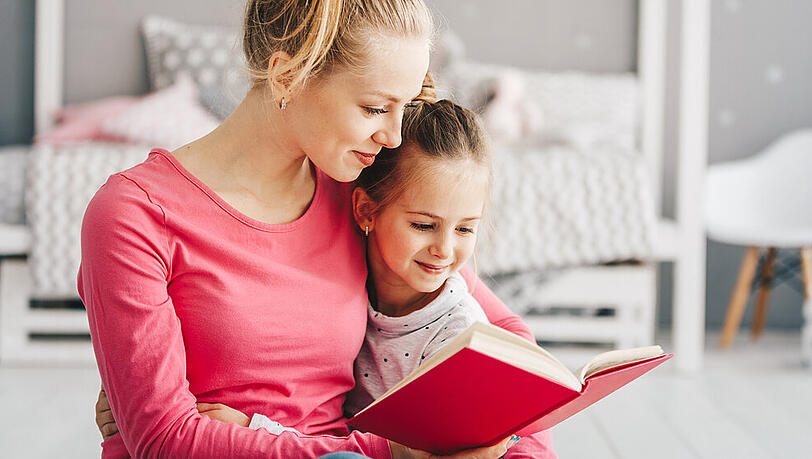 Eine Mutter bringt ihrer Tochter das Lesen bei Eine Mutter bringt ihrer Tochter das Lesen bei