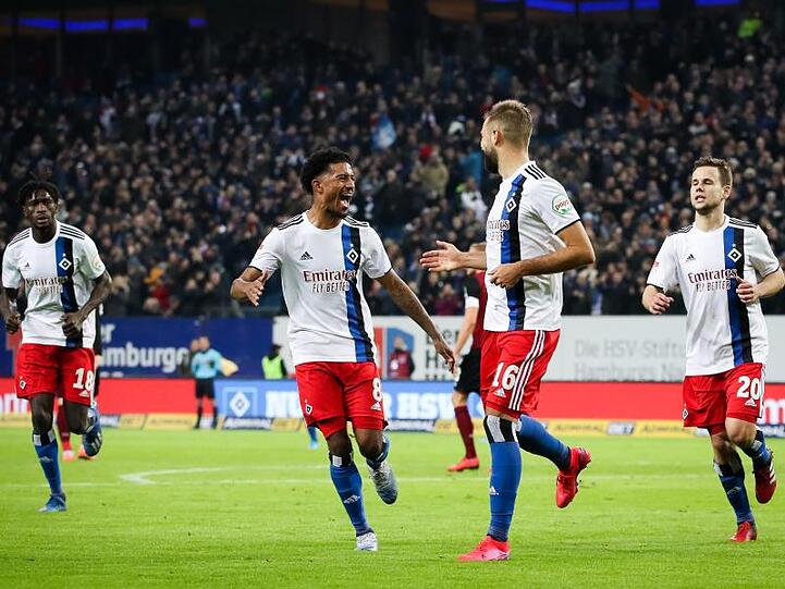 Die Hamburger feiern das 2:0 gegen den FC Nürnberg.