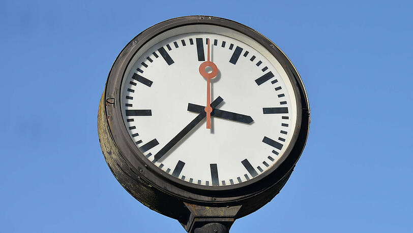 Die Uhren werden vom 27. auf den 28. März auf die Sommerzeit umgestellt. (Symbolbild) Die Uhren werden vom 27. auf den 28. März auf die Sommerzeit umgestellt. (Symbolbild)