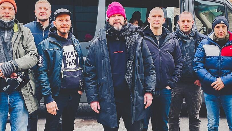 Gemeinsam mit Arthelps packt Rea Garvey bei einem Hilfstransport für die Ukraine mit an.