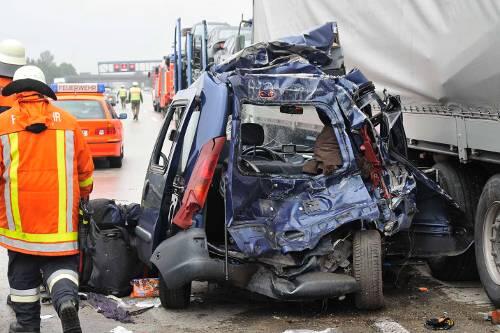 Ein Bild des Schreckens: der völlig zerstörte Renault.