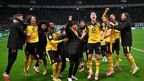 Die Dortmunder Spieler jubeln nach ihrem Pokal-Kraftakt in Frankfurt. Die Dortmunder Spieler jubeln nach ihrem Pokal-Kraftakt in Frankfurt.
