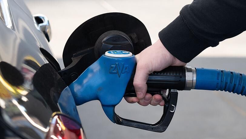 Eine Mehrheit rechnet nicht mit Preissenkungen beim Tanken. (Archivbild)
