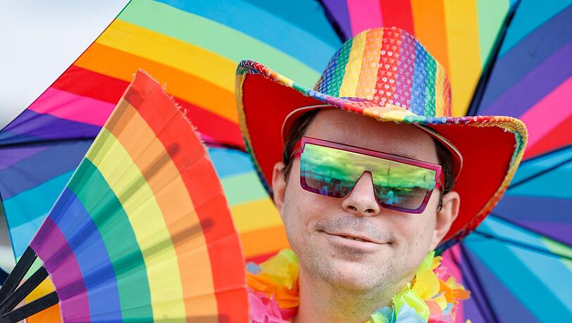Martin aus Gie&szlig;en ist auch im Alltag in Regenbogenfarben unterwegs.