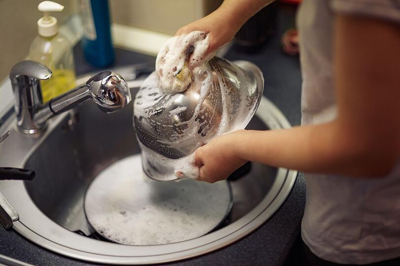 Sie haben mal wieder das Essen zu lange auf dem Herd gelassen? Keine Angst, lange schrubben m&uuml;ssen Sie nicht, wenn Sie Backpulver zur Hand haben. Geben Sie eine halbe bis ganze T&uuml;te in den Topf mit den angebrannten Resten, etwas Wasser dazu und dann eine Stunde einwirken lassen. Anschlie&szlig;end l&auml;sst sich der Schmutz problemlos entfernen.