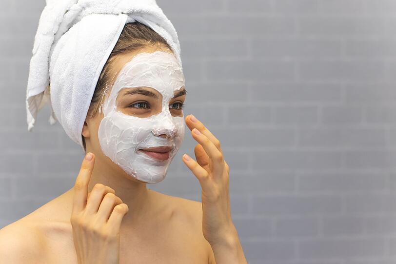 Aminos&auml;uren, Mineralstoffe und Vitamine (insbesondere Vitamin E tut der Haut gut) machen das Fruchtfleisch der Kokosnuss sowie das aus der Frucht gewonnene &Ouml;l zur perfekten Grundlage f&uuml;r eine Gesichtsmaske. Vermischen Sie es mit Naturjoghurt und Honig, kann die Maske auch gegen trockene Haut helfen.
